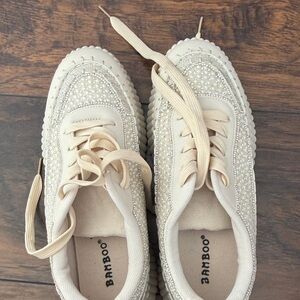 Women's Beige Sneakers with Pearl Accents SUPER CUTE PERFECT CONDITION Size 8